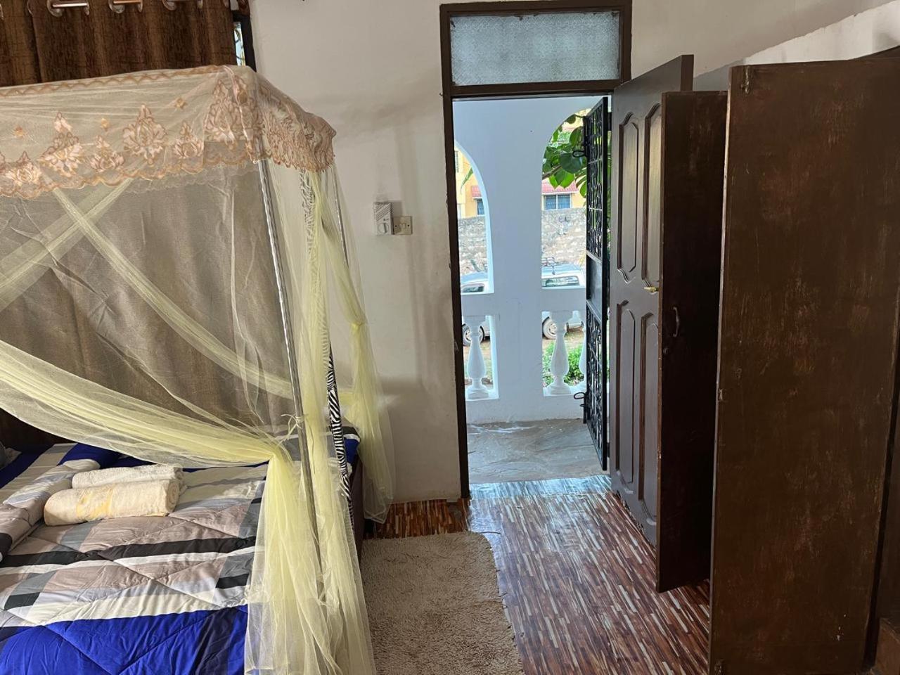 Akogo House - Bnb , Hostel, Backpackers & Volunteer Center مومباسا المظهر الخارجي الصورة