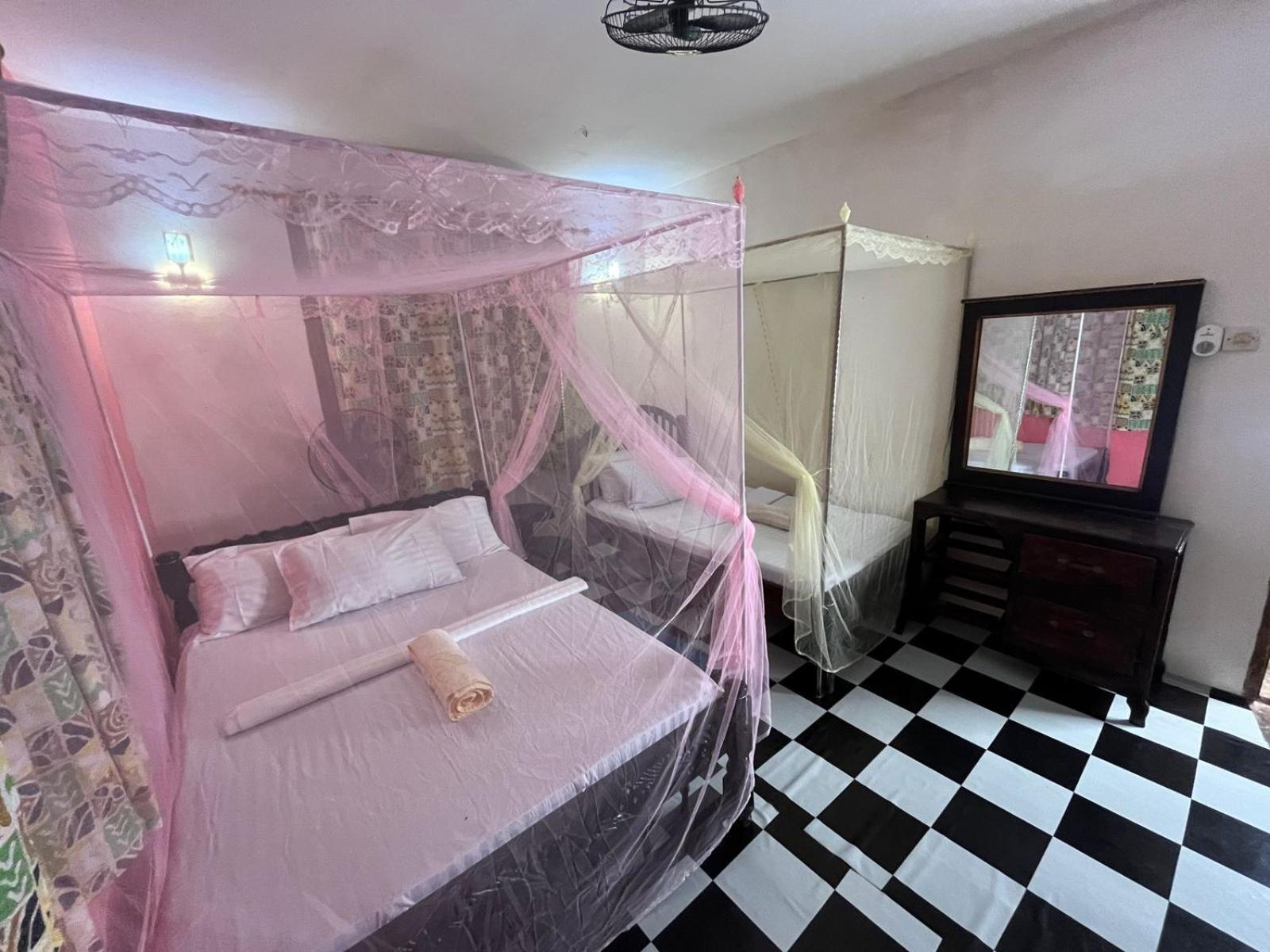 Akogo House - Bnb , Hostel, Backpackers & Volunteer Center مومباسا المظهر الخارجي الصورة