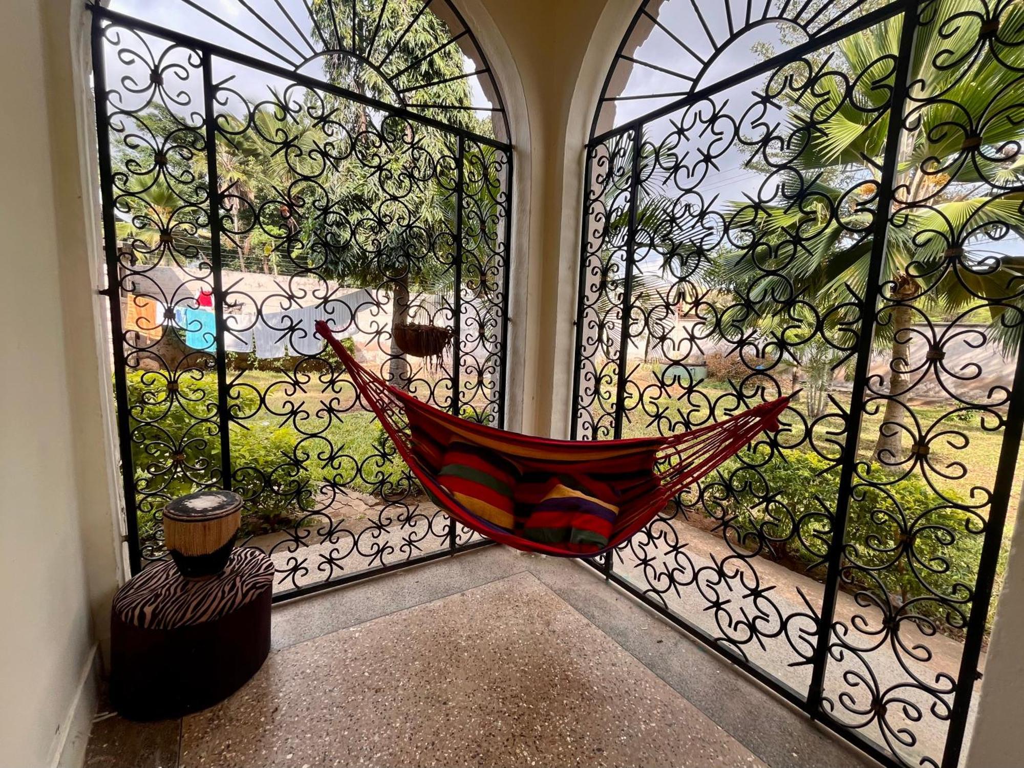 Akogo House - Bnb , Hostel, Backpackers & Volunteer Center مومباسا المظهر الخارجي الصورة