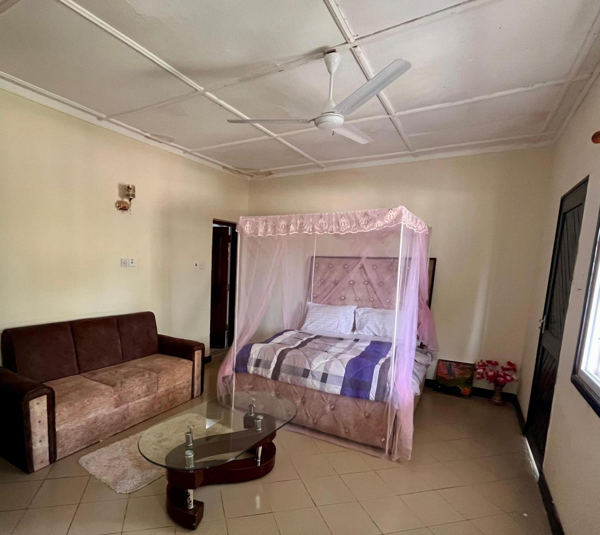 Akogo House - Bnb , Hostel, Backpackers & Volunteer Center مومباسا المظهر الخارجي الصورة