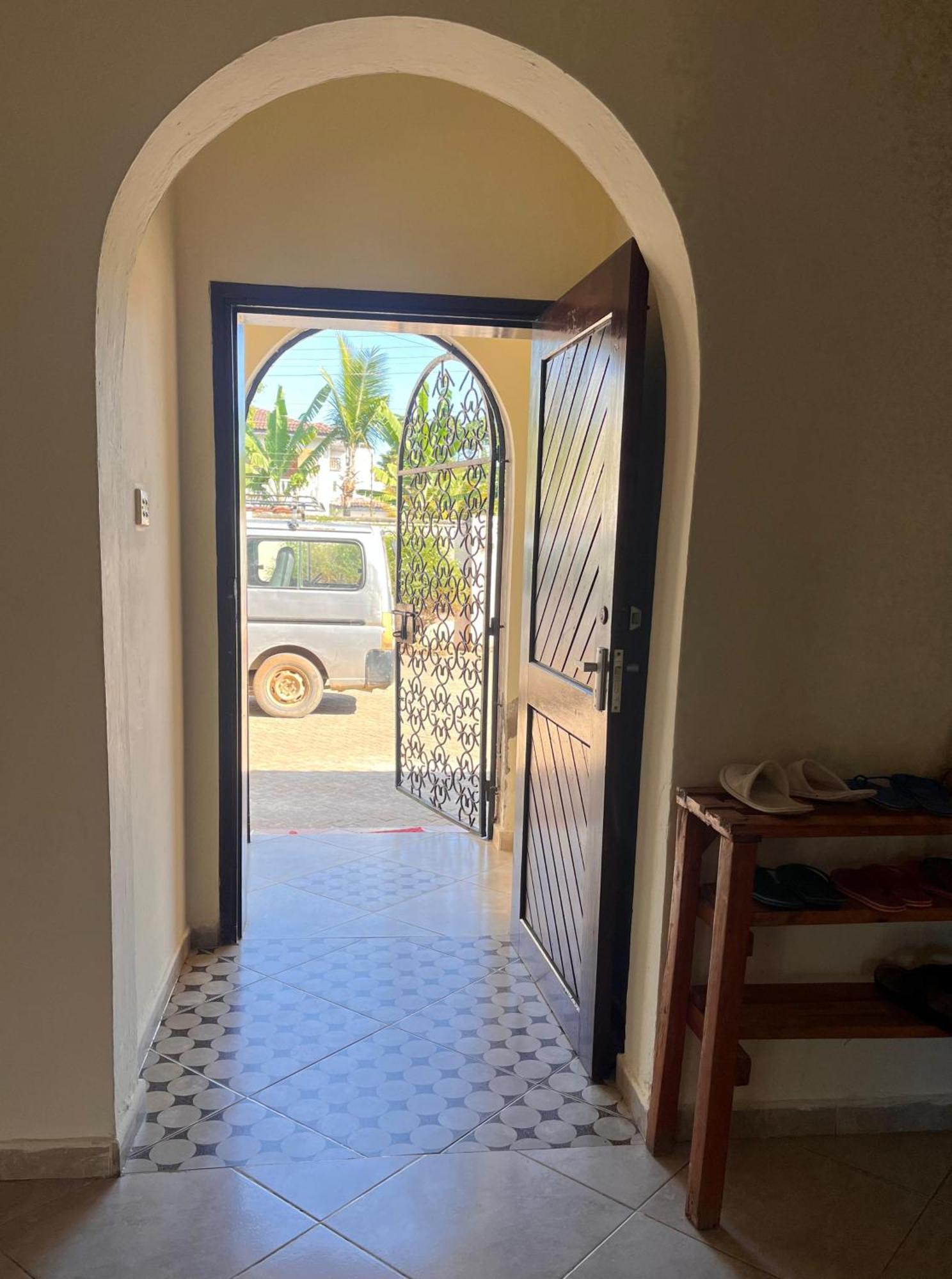 Akogo House - Bnb , Hostel, Backpackers & Volunteer Center مومباسا المظهر الخارجي الصورة
