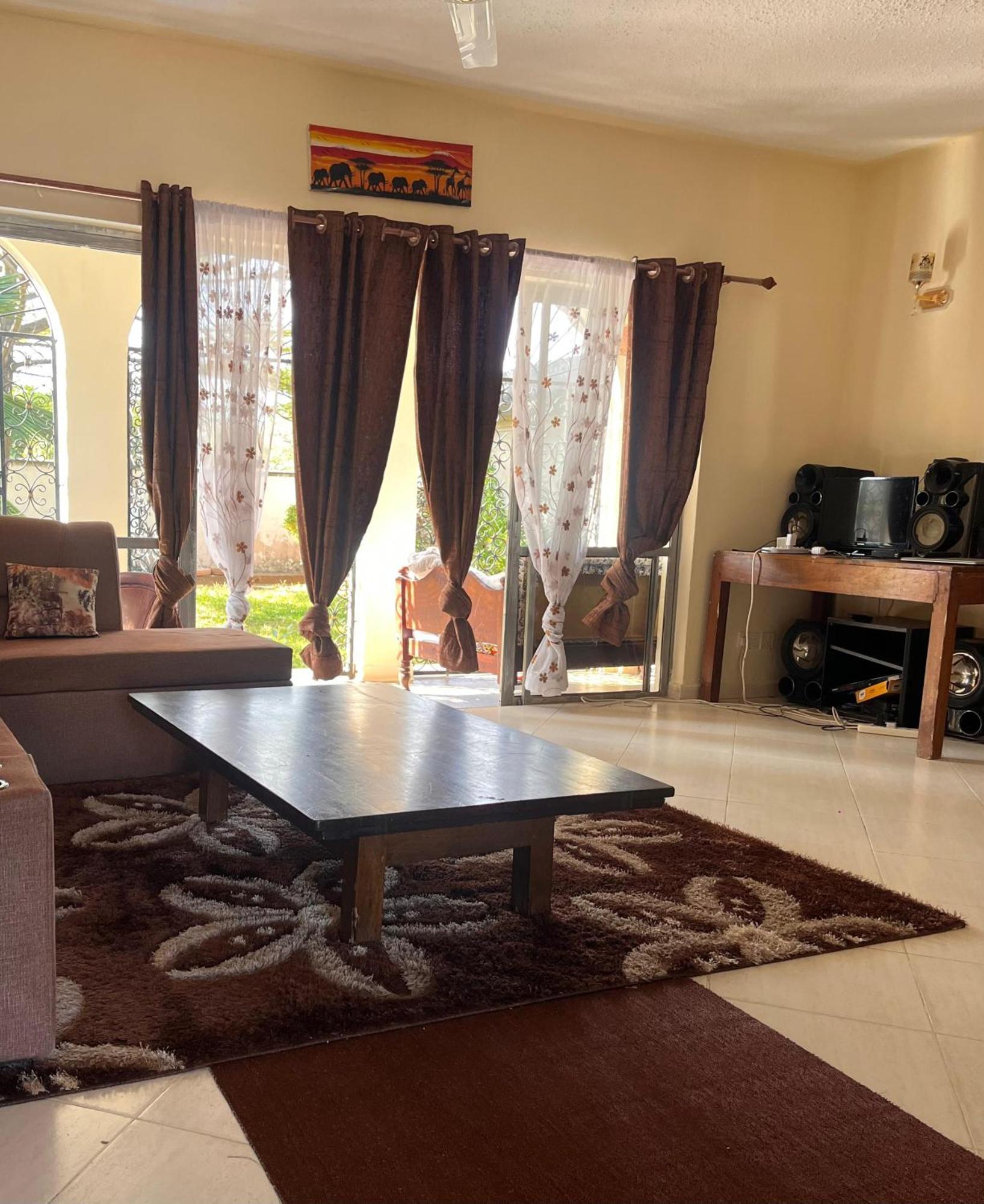 Akogo House - Bnb , Hostel, Backpackers & Volunteer Center مومباسا المظهر الخارجي الصورة