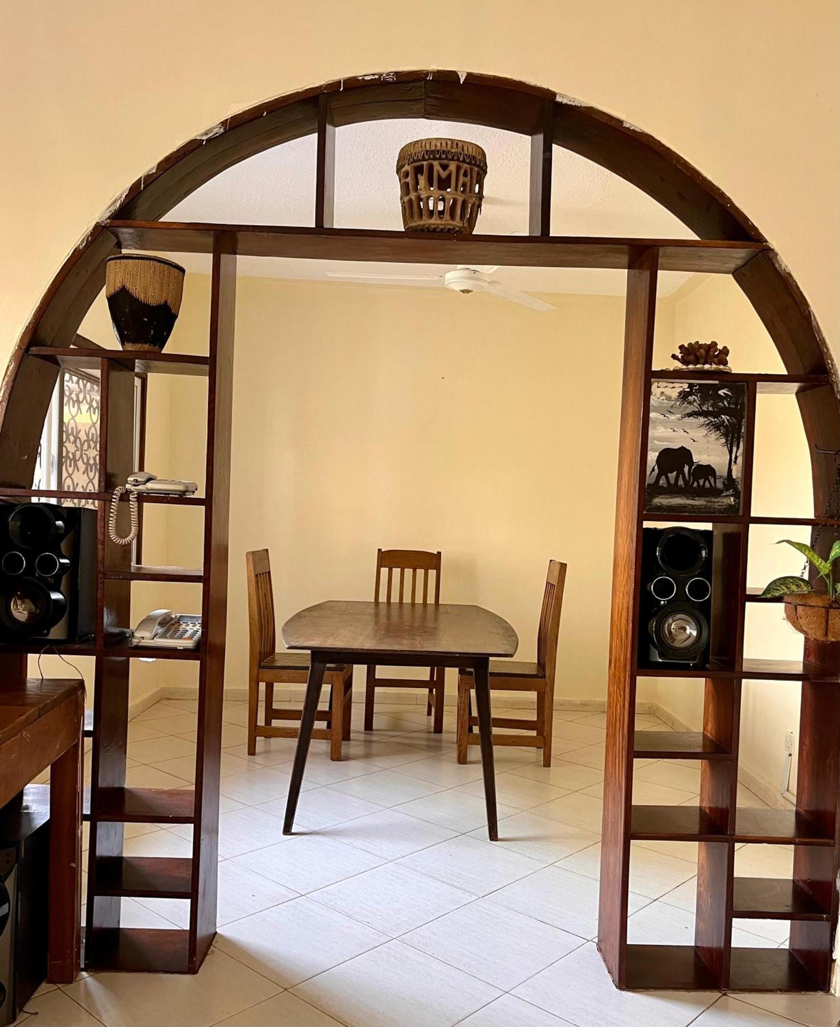 Akogo House - Bnb , Hostel, Backpackers & Volunteer Center مومباسا المظهر الخارجي الصورة