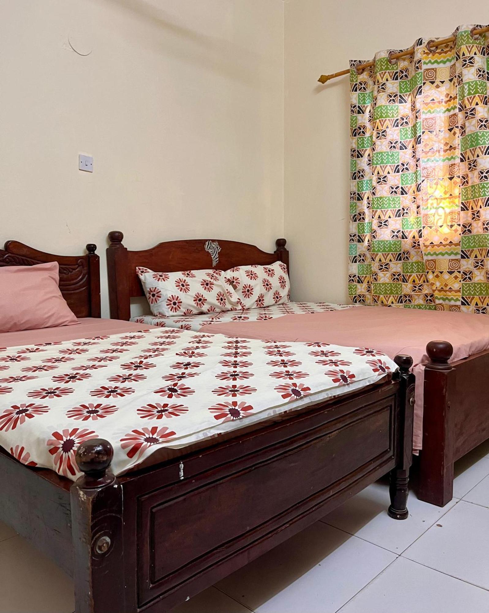 Akogo House - Bnb , Hostel, Backpackers & Volunteer Center مومباسا المظهر الخارجي الصورة