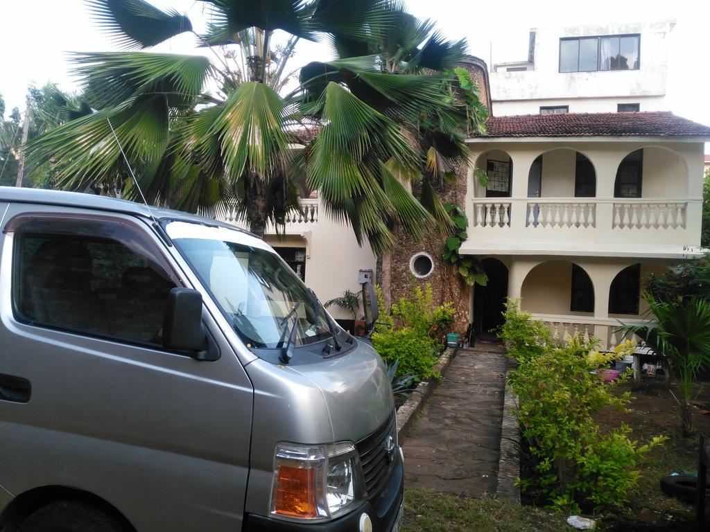 Akogo House - Bnb , Hostel, Backpackers & Volunteer Center مومباسا المظهر الخارجي الصورة