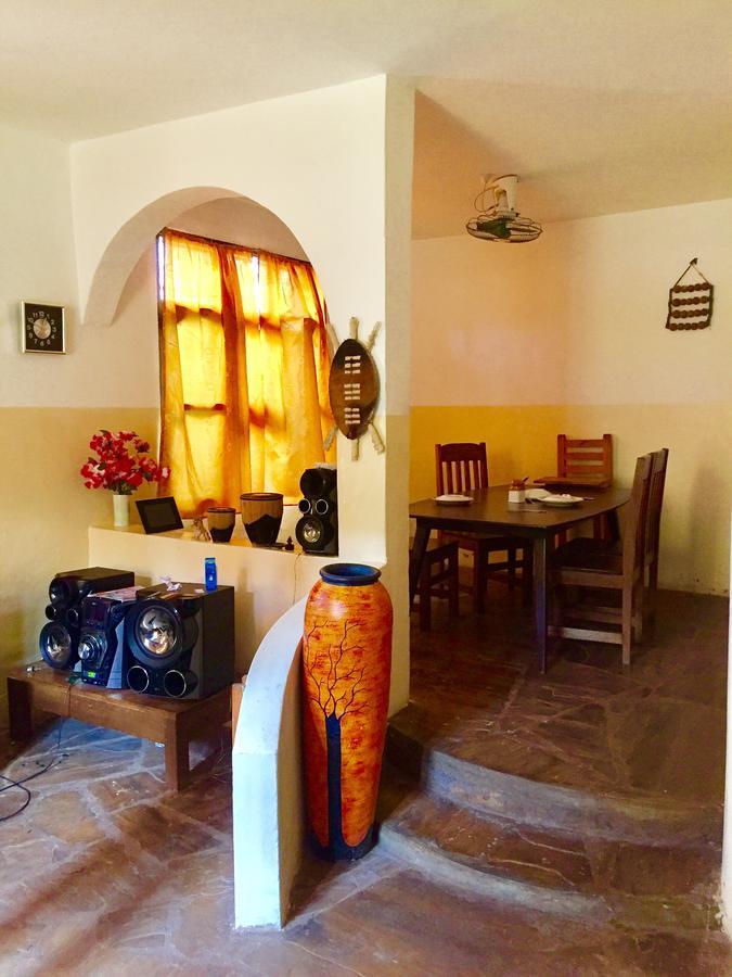 Akogo House - Bnb , Hostel, Backpackers & Volunteer Center مومباسا المظهر الخارجي الصورة