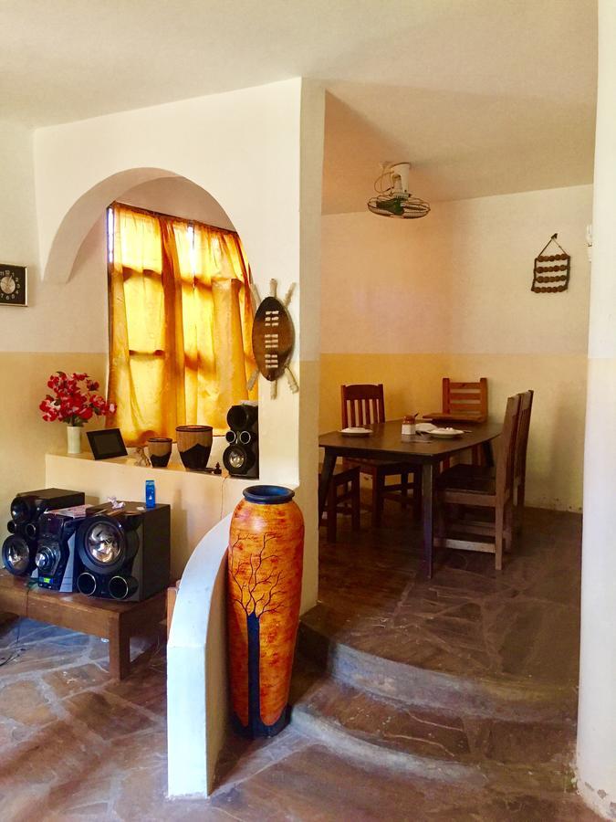 Akogo House - Bnb , Hostel, Backpackers & Volunteer Center مومباسا المظهر الخارجي الصورة